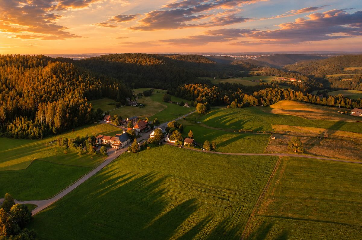 Blick auf die gemütliche Ferienwohnung Fohrenbühl im Schwarzwald mit Panoramablick.